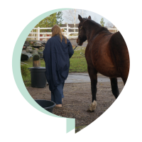 Kvinna som leder en häst