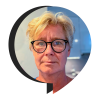 Vaaleatukkainen nainen silmälaseilla