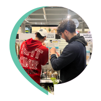 Två unga män som jobbar vid en butikshylla