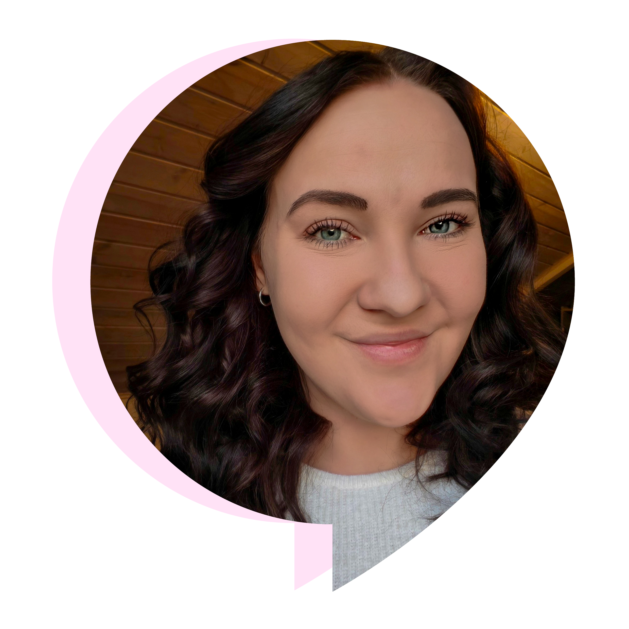 Leende kvinna med mörkbrunt hår