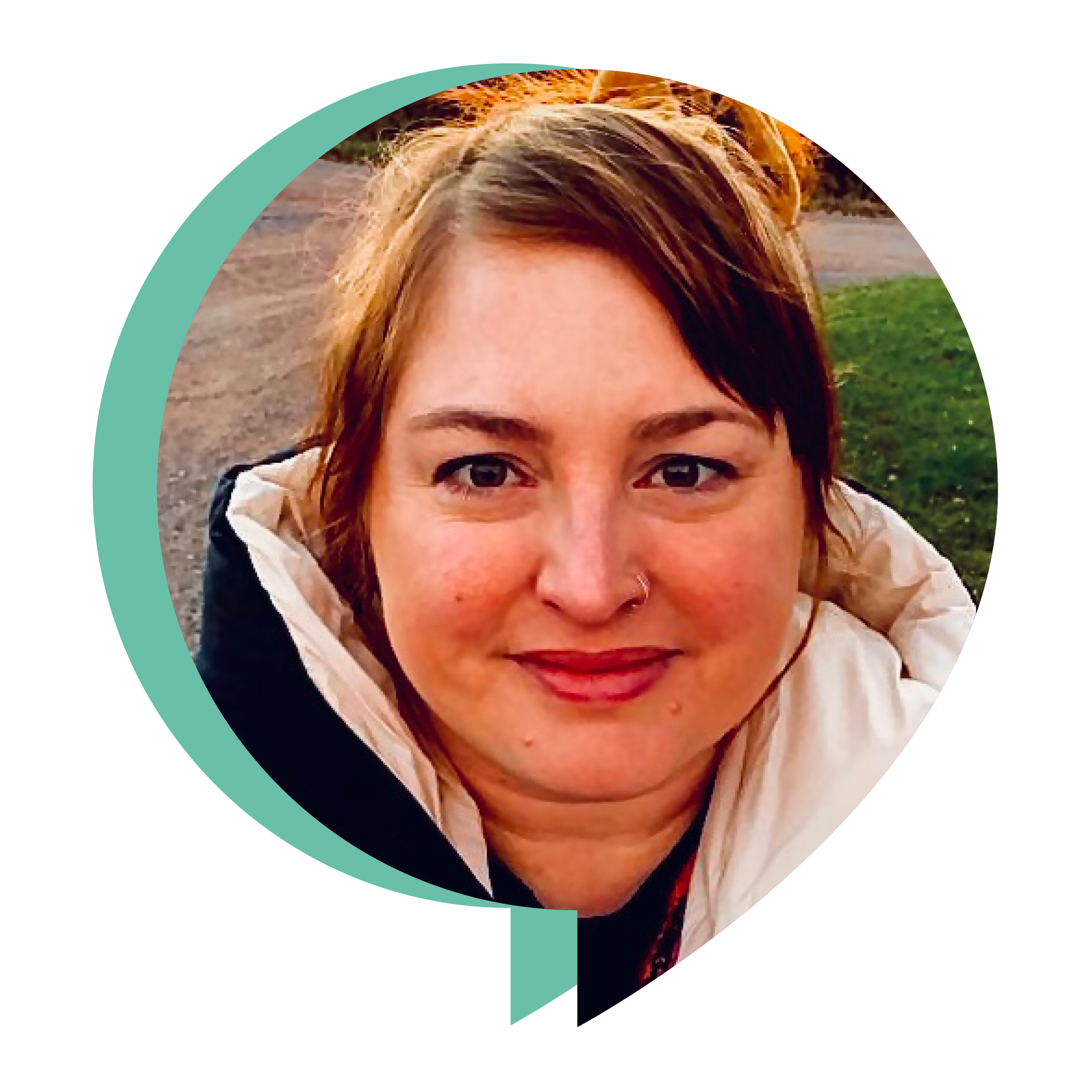 Leende kvinna med rödbrunt uppsatt hår