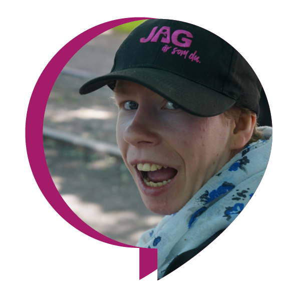 Leende kvinna i svart keps med JAG-logga